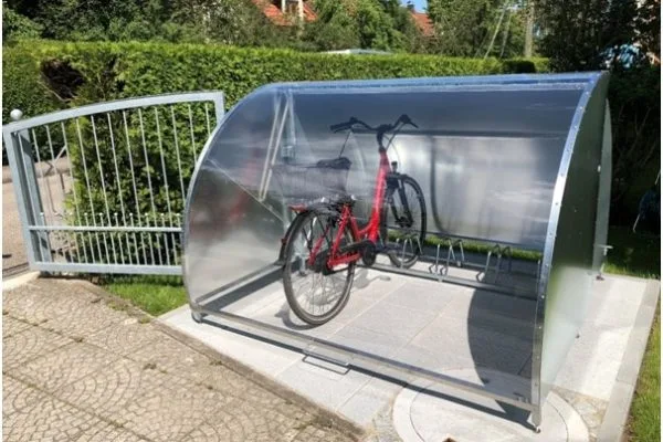 abschließbare Fahrradbox mit OP's Fahrradständer innen