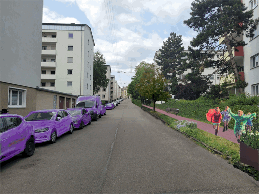GIF-Animation. Das erste Bild zeigt die Perspektive auf der Traubenstraße in Stuttgart stehend, die Straße entlang schauend. Parkende Autos links und rechts. Vor allem rechts recht viel Grün und Bäume. Die Häuser stehen im Zeilenbau mit der Schmalseite zur Straße, zwischen ihnen gibt es Lücken. Im zweiten Bild wurden die parkenden Autos rechts entfernt, der Gehweg war vorher nicht zu sehen. Jetzt etwas anderer Belag, gesäumt von Gras und etwas Blumen, Pflanzenkübel, hinten eine neue Hecke, eine Bank, ein weiterer Baum und rennende Kinder. Die ersten Autos auf der linken Seite sind violett eingefärbt, soll Carsharing symbolisieren.Im dritten Bild zusätzlich zwei Fahrradspuren auf der rechten Hälfte der Straße.